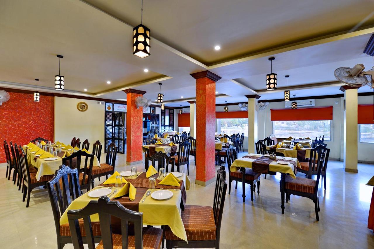 אודייפור Oyo 6541 Hotel Relax Inn מראה חיצוני תמונה